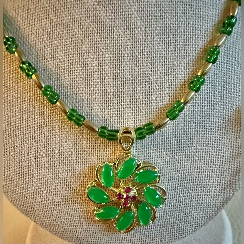 2 piece Green & Silver w/loop for eyeglasses & gold green spin flower Necklaces - Picture 6 of 8
